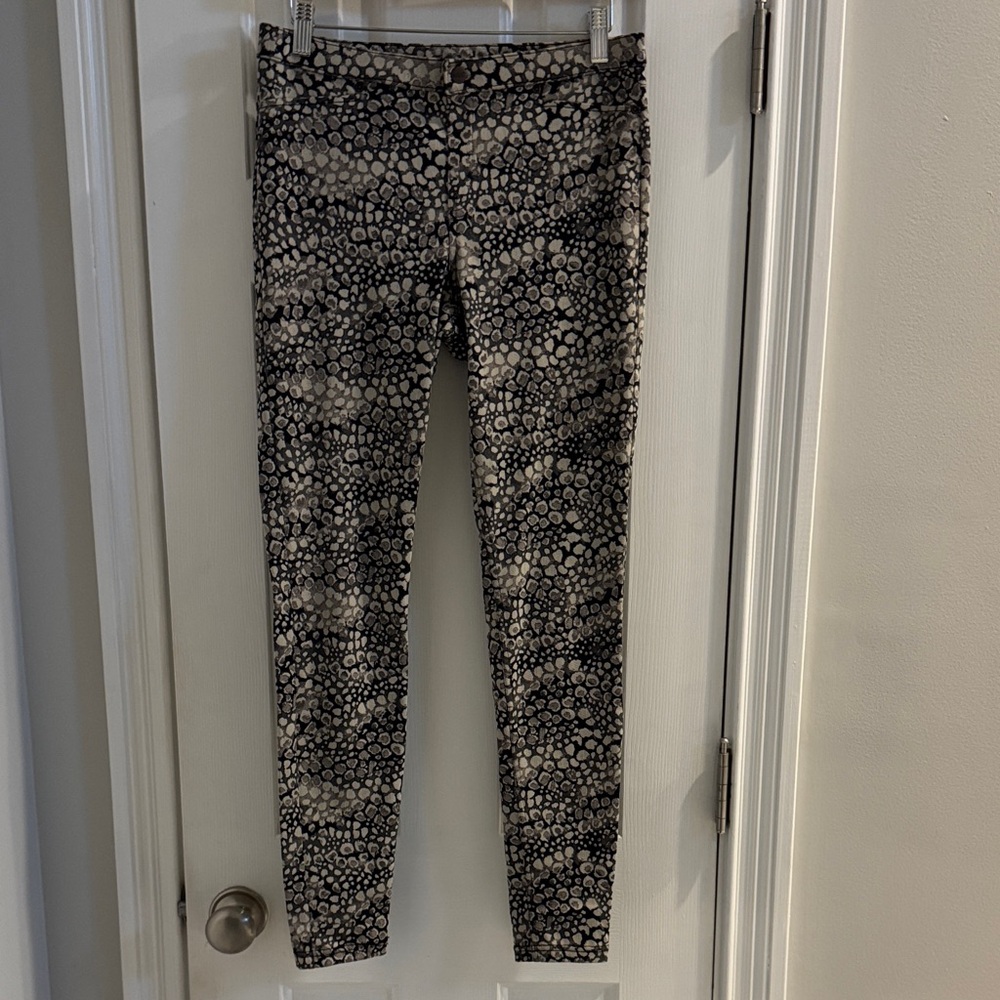 HUE Black and Gray Patterned Leggings